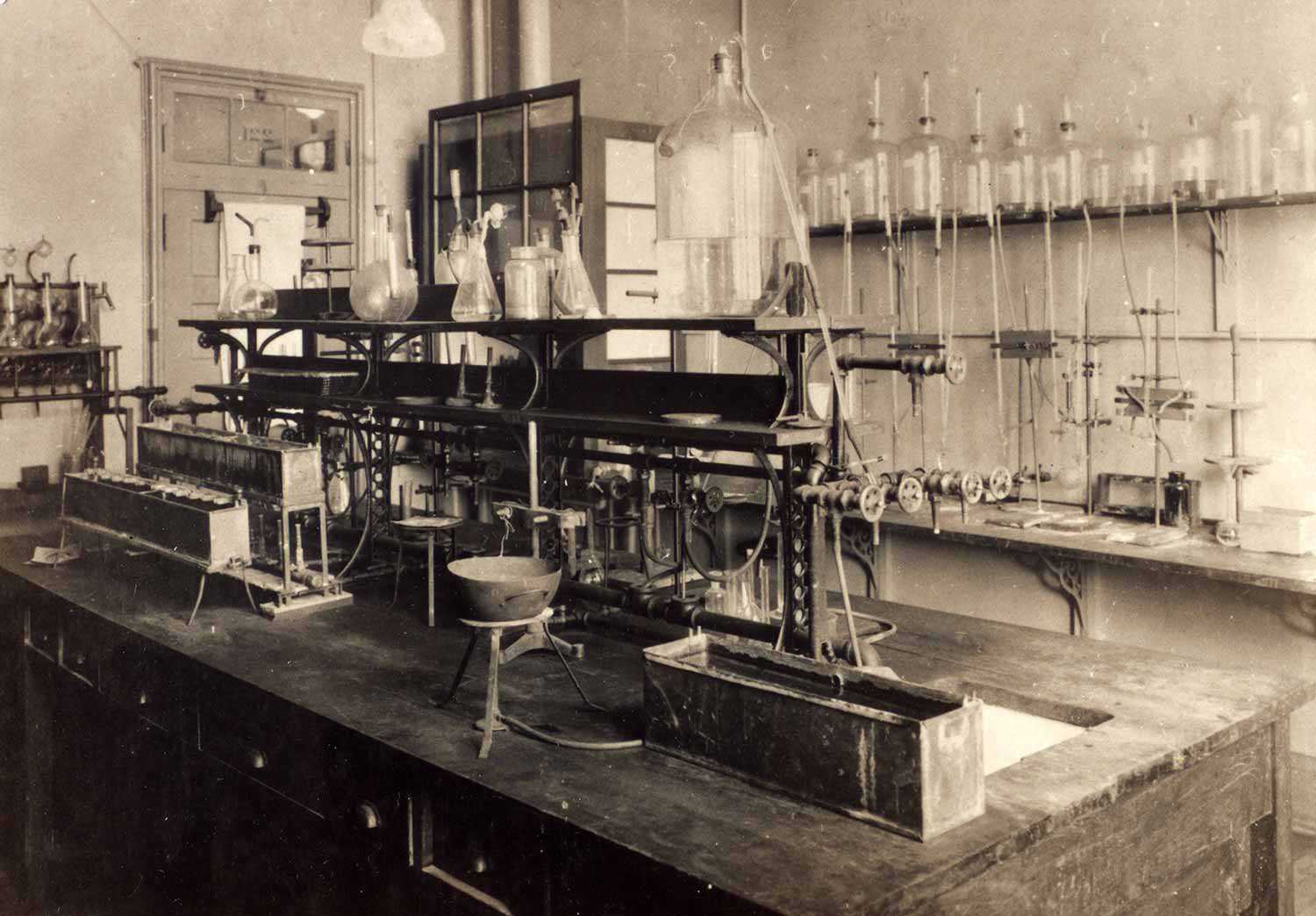 Photograph of laboratory 221 in the Old Medical Building, University of Toronto. This was the laboratory in which Banting and Best carried out some of their research in 1921-22. Courtesy Thomas Fisher Rare Book Library, University of Toronto. Banting Collection. P10043.