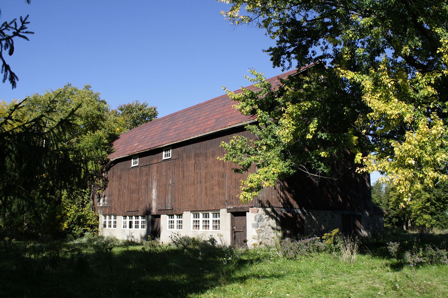 A 19th-century barn in Richmond Hill (now demolished).