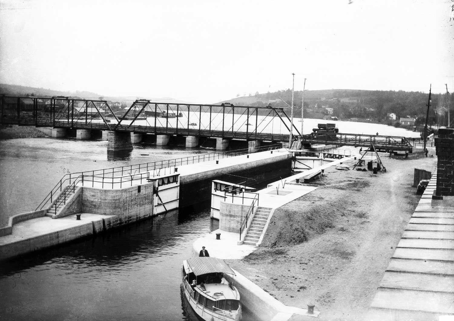 Lock 18 at Hastings at the turn of the century (Photo courtesy of the Trent-Severn Waterway Archives)