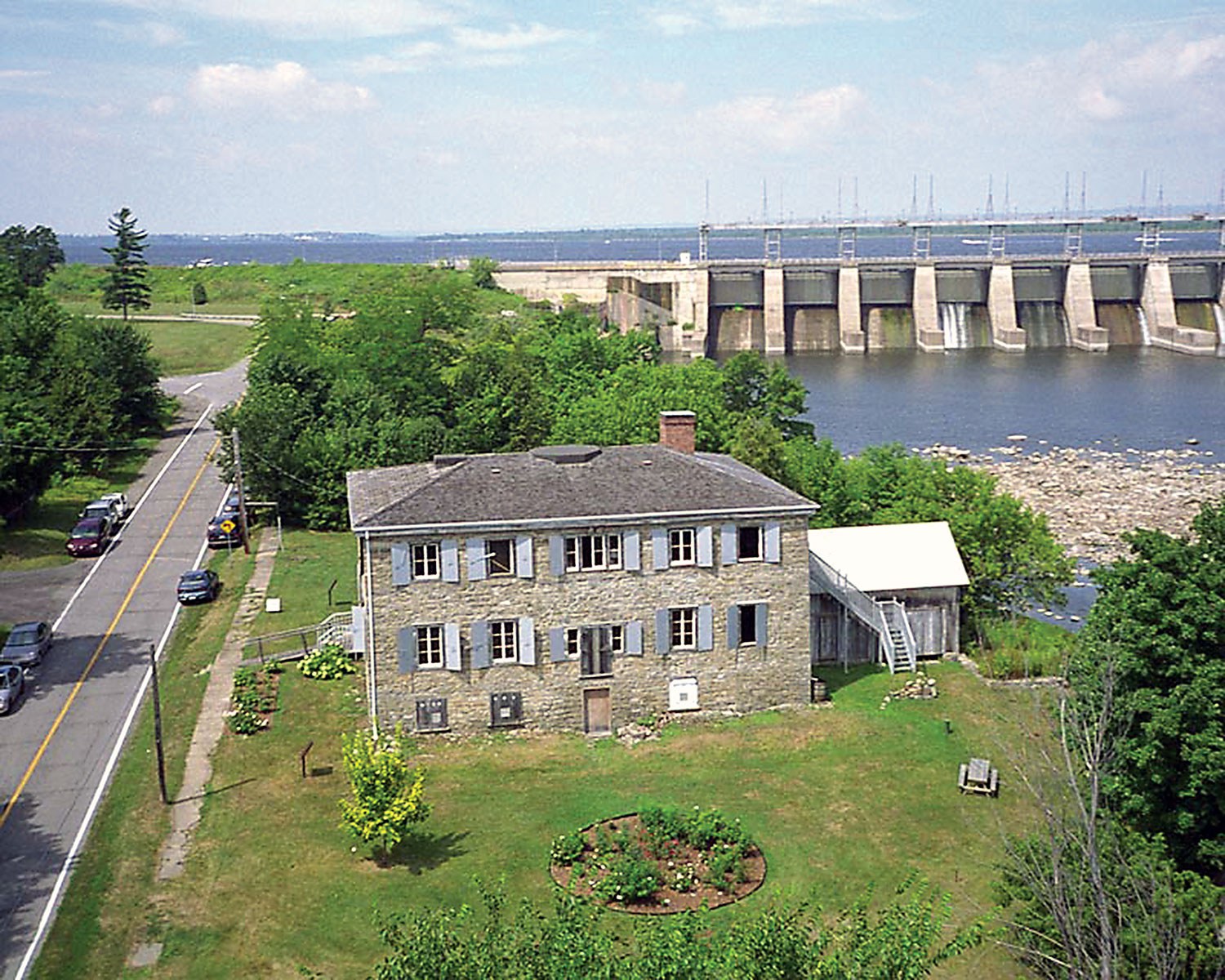 Aerial photograph of Macdonell-Williamson House with the Carillon Dam in the background (Photo: Carl Bigras)