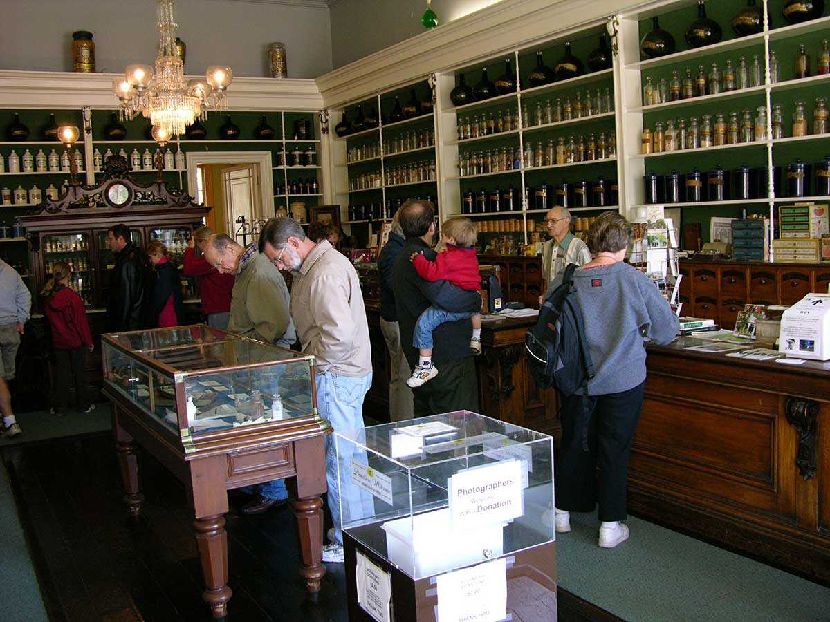 Volunteers play an important role at the Niagara Apothecary