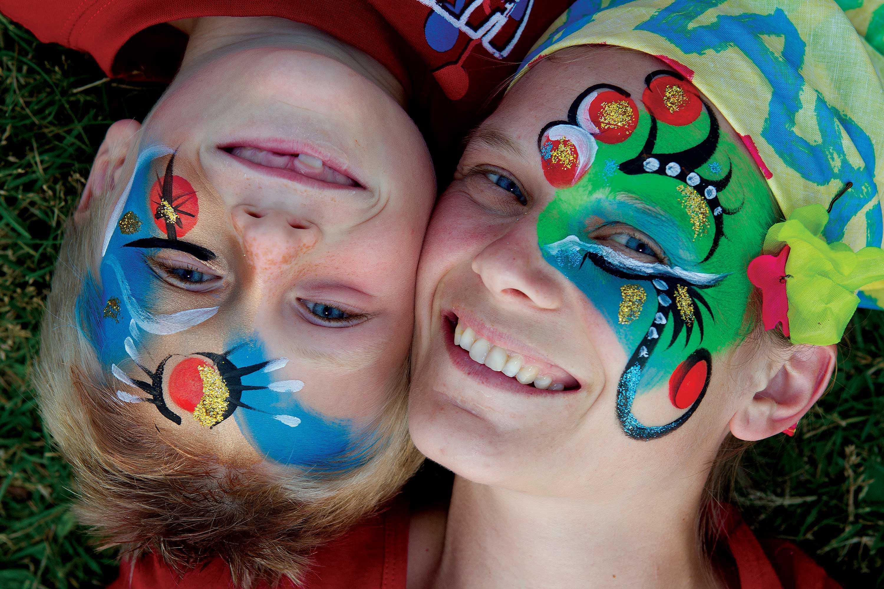 Woman and child in colourful makeup (Photo: Sylvain Marier, Festival franco-ontarien)