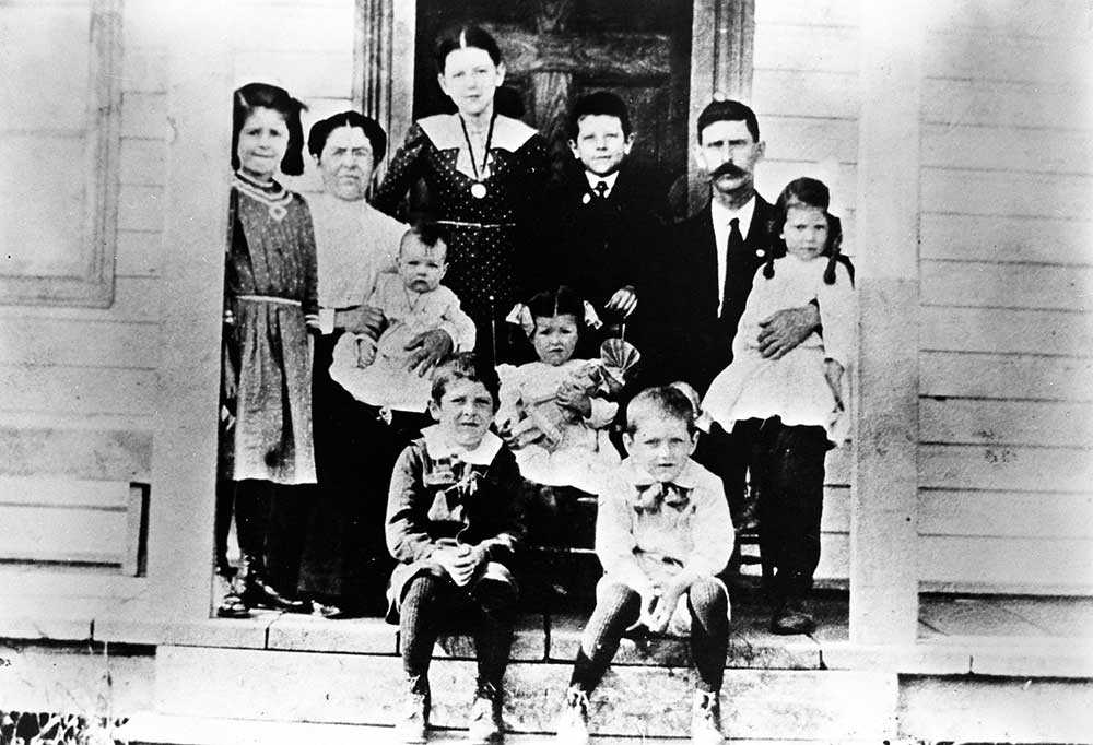 The family of Simon Aumont. Only Simon himself and Irène (seated, holding a doll), survived the great fire that devastated the region in 1916, Val Gagné (Ontario), [before 1916]. University of Ottawa Centre for Research on French Canadian Culture, TVOntario archive (C21), reproduced from the collection of Germaine Robert, Val Gagné, Ontario.