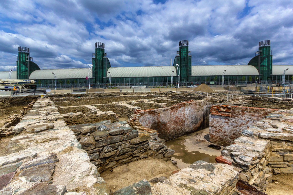 Archaeological excavation of the New Fort site (AjGu-32). The foundations seen here are associated with the New Fort, a 3.2-hectare complex of standing structures and underground deposits constructed in 1841 to provide additional facilities for Toronto’s military garrison. It was renamed the Stanley Barracks in 1893. Photo: John Howarth