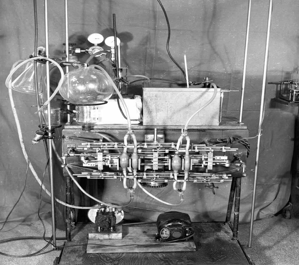 Dr. William Mustard’s bypass machine, in which monkey lungs were suspended in the glass flask and used as the oxygenator (Photo courtesy of Hospital Archives, The Hospital for Sick Children, Toronto)