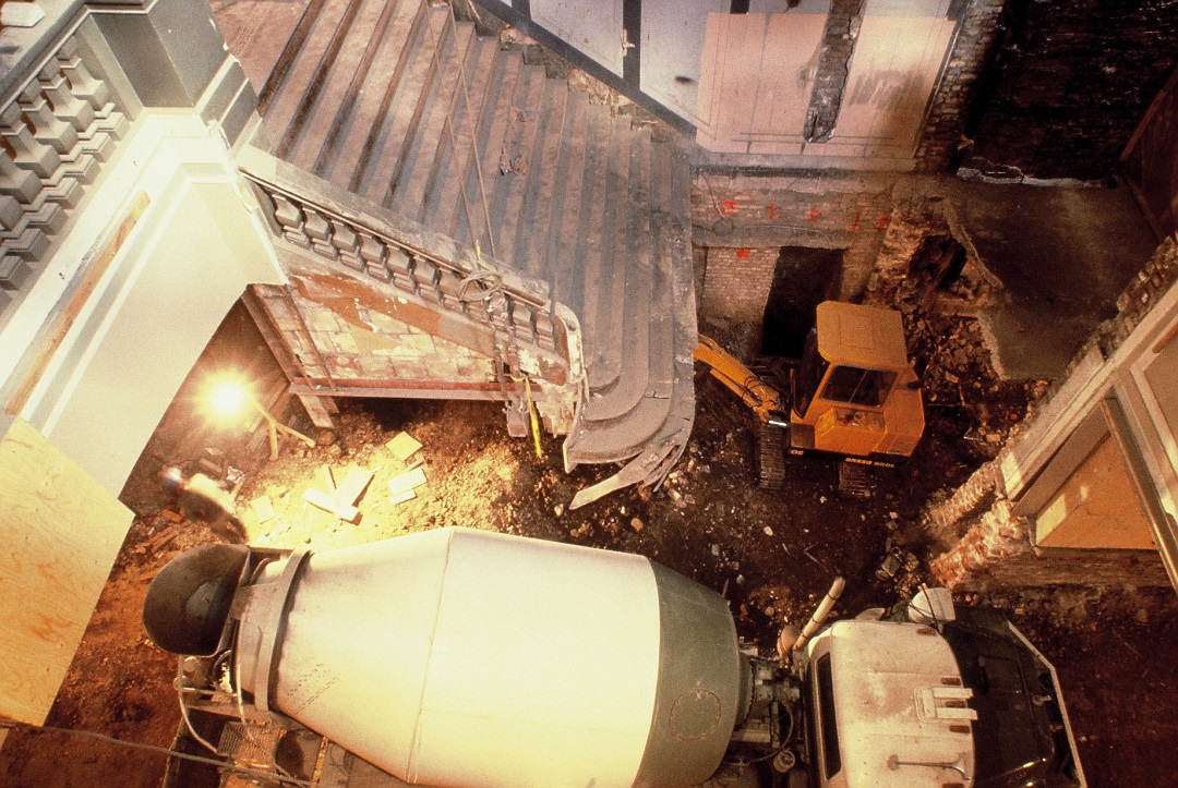 The Elgin and Winter Garden Theatre Centre (Toronto). In 1987, a basement is excavated under the lobby corridor, and the grand staircase is suspended in the air.