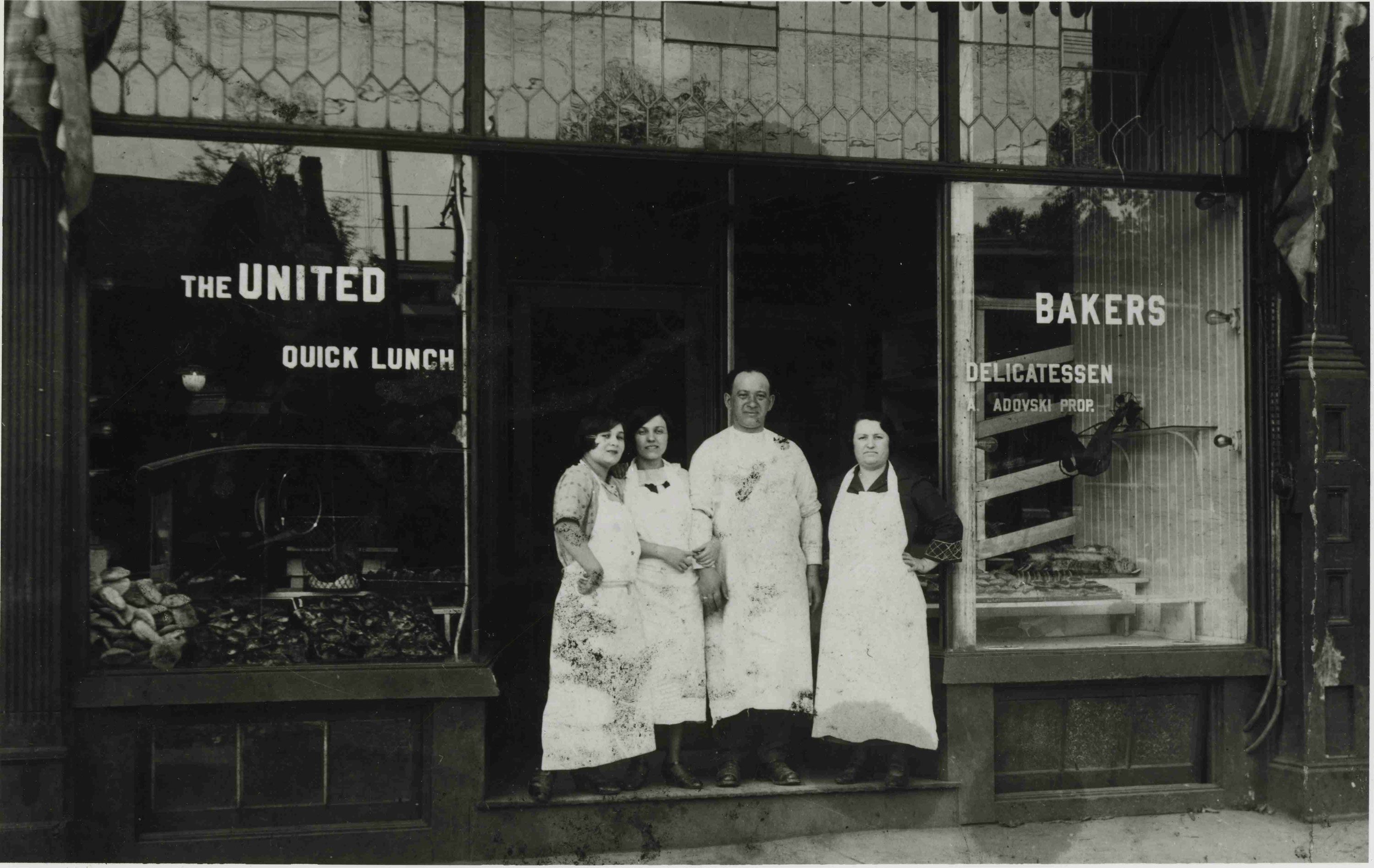 Rose Lieberman, Rose [Hanford?] Green and Aaron and Sarah Ladovsky in front of United Bakers restaurant, Spadina Ave., Toronto, 1920. Ontario Jewish Archives, Blankenstein Family Heritage Centre, fonds 83, file 9, item 16.