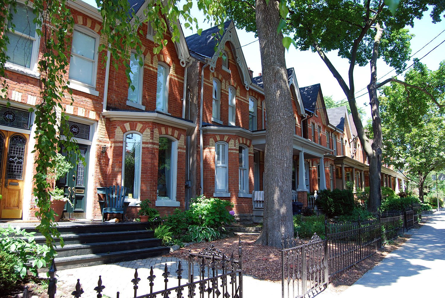 Toronto currently has 20 HCDs in full force – the most in Ontario. This streetscape, shown here, is part of the Yorkville-Hazelton Avenue HCD.